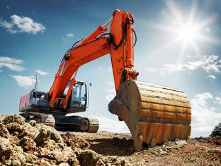 Pelleteuse rouge en action sur un chantier